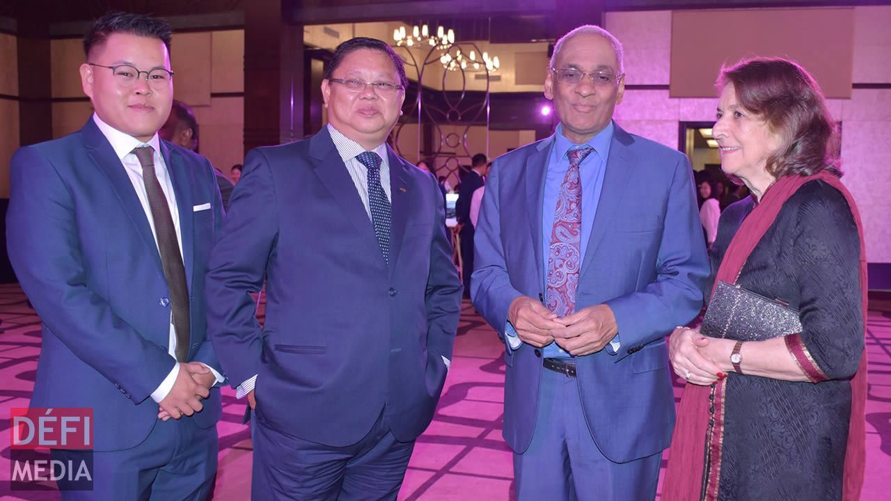 Stéphane et Sylvio Tang et le ministre des Affaires étrangères Vishnu Lutchmeenaraidoo et son épouse Suzanne. Stéphane et Sylvio Tang et le ministre des Affaires étrangères Vishnu Lutchmeenaraidoo et son épouse Suzanne.