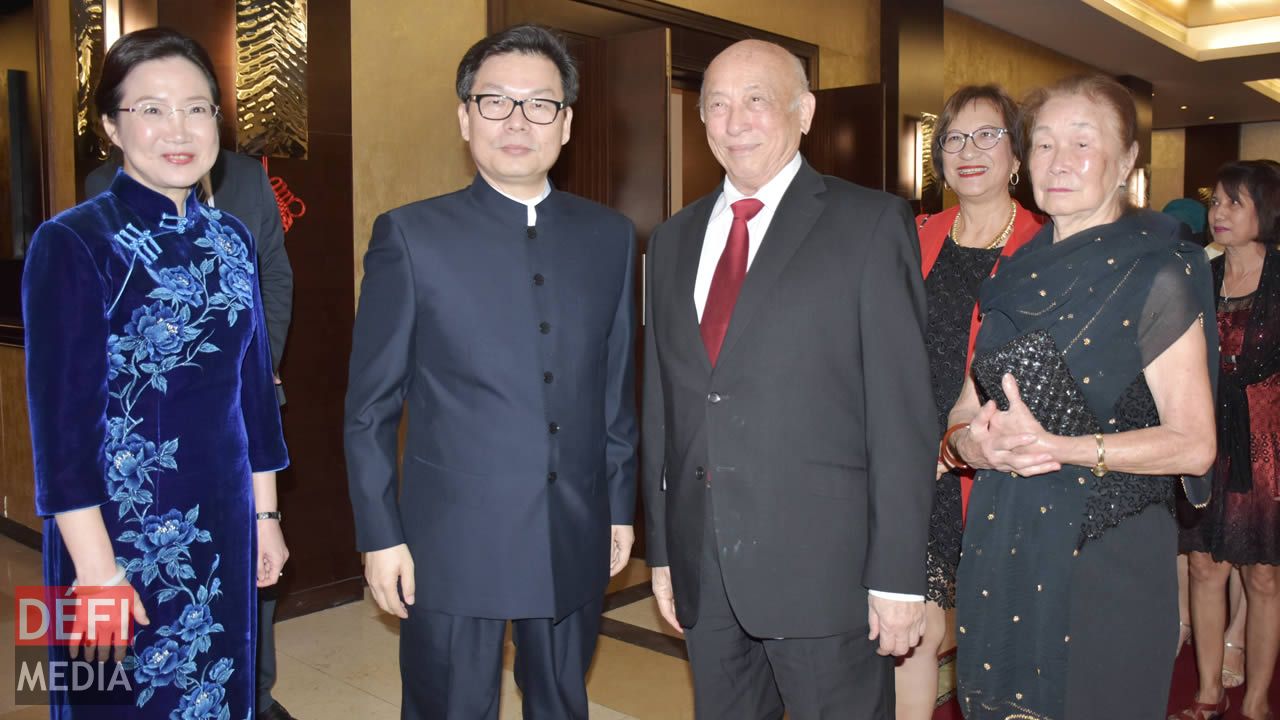 Wang Ju, épouse de l’ambassadeur, L’ambassadeur de Chine aux côtés de Joseph Tsang Mang Kin et de son epouse. Wang Ju, épouse de l’ambassadeur, L’ambassadeur de Chine aux côtés de Joseph Tsang Mang Kin et de son epouse.