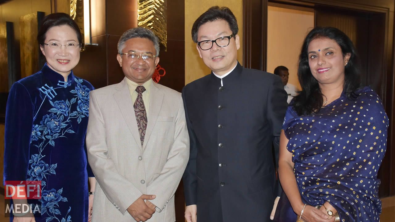 Wang Ju, épouse de l’ambassadeur, Le haut-commissaire de l’Inde, Abhay Thakur, et son épouse Surabhi, en compagnie de Sun Gonyi. Wang Ju, épouse de l’ambassadeur, Le haut-commissaire de l’Inde, Abhay Thakur, et son épouse Surabhi, en compagnie de Sun Gonyi.