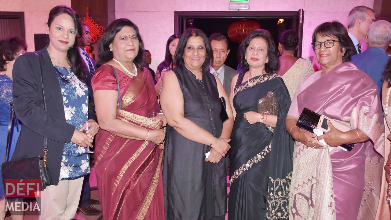 Yonesha Gobin, Sarojini Vyapoory, Pamela Ayacanou, Maya Hanoomanjee et Soolekha Jepaul-Raddhoa prenant la pose. Yonesha Gobin, Sarojini Vyapoory, Pamela Ayacanou, Maya Hanoomanjee et Soolekha Jepaul-Raddhoa prenant la pose.