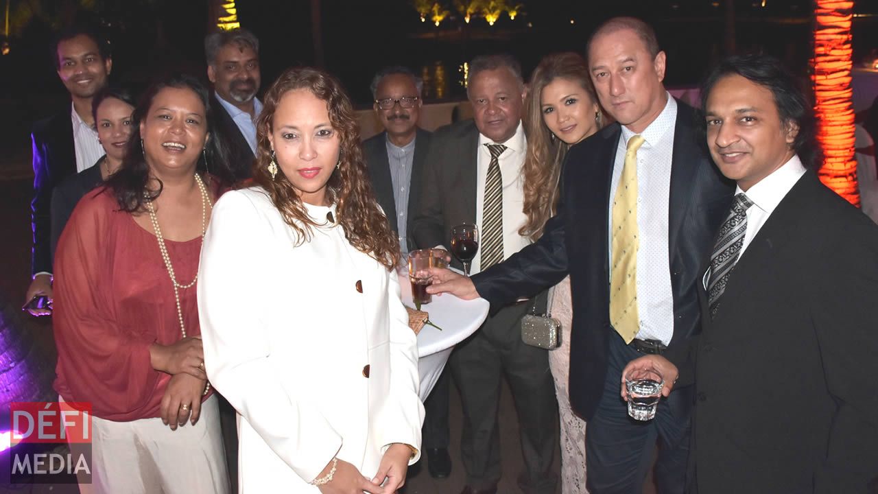 Alain Wong, Eddy Boissezon, Maneesh Gobin et leurs épouses ainsi que Karen Fook Yune, Ruben Bacha se sont volontiers prêtés au jeu de la photo. Alain Wong, Eddy Boissezon, Maneesh Gobin et leurs épouses ainsi que Karen Fook Yune, Ruben Bacha se sont volontiers prêtés au jeu de la photo.