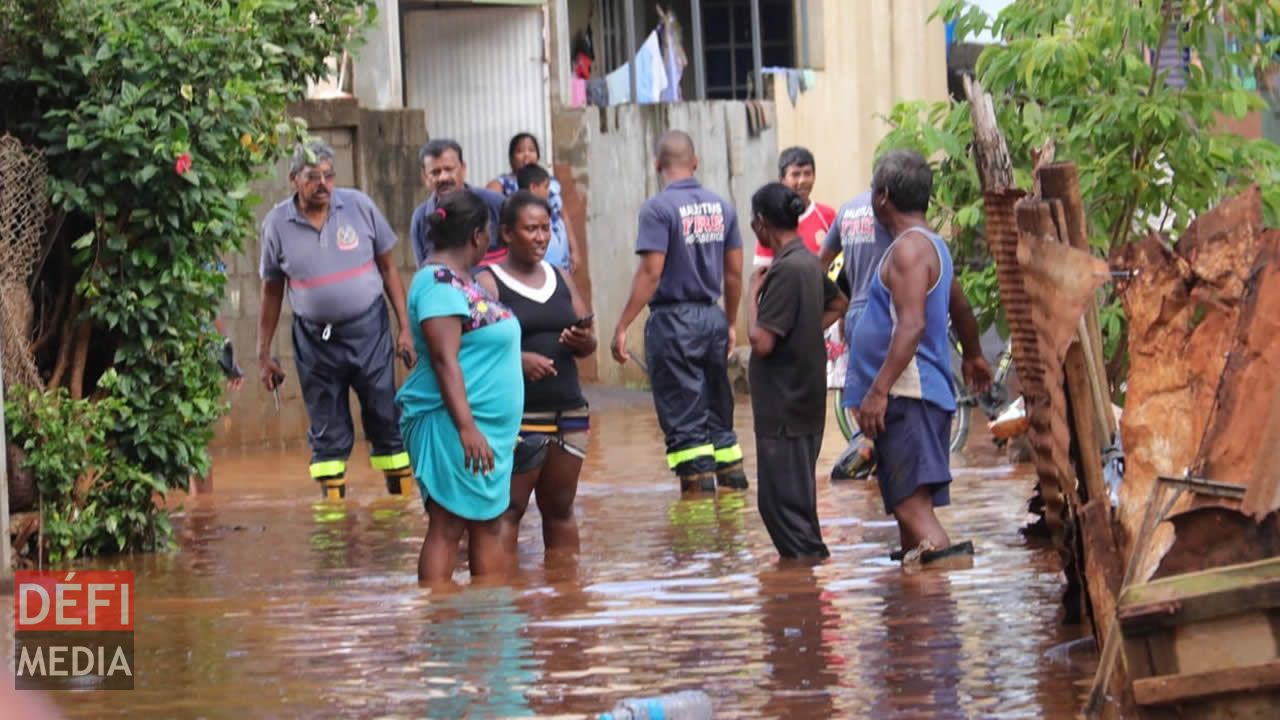 Les habitants de Cité La Ferme ont été surpris par la montée soudaine des eaux. Les habitants de Cité La Ferme ont été surpris par la montée soudaine des eaux.