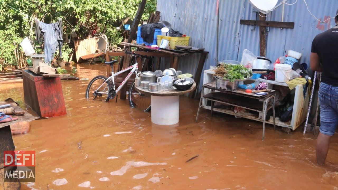 Des ustensiles de cuisine submergés. Des ustensiles de cuisine submergés.