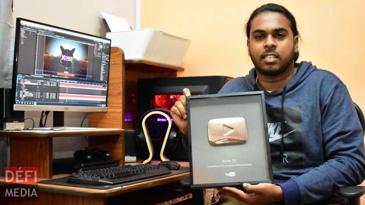 Cevine a reçu le YouTube Silver Play Button pour avoir atteint la barre de 100 000 abonnés en 2015.