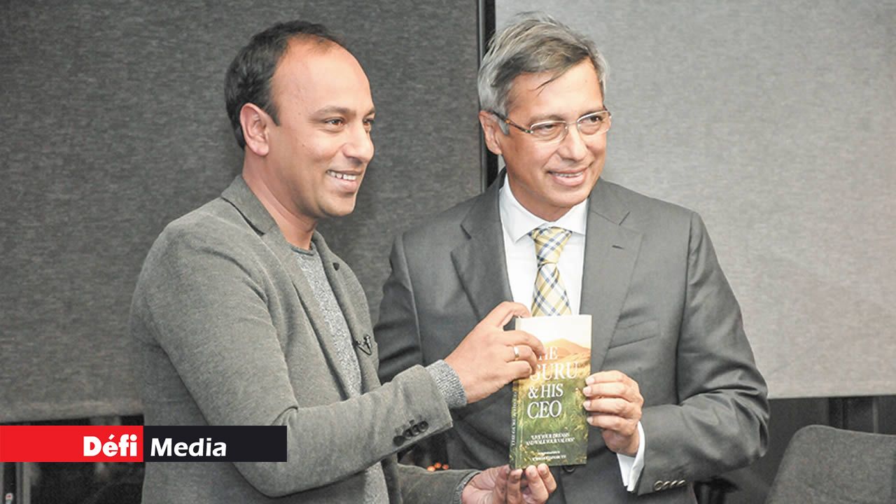 Lancement du livre ‘The Guru & his CEO’ par le leader de l’opposition Xavier-Luc Duval, en compagnie de l’auteur Subheer Ramnoruth.