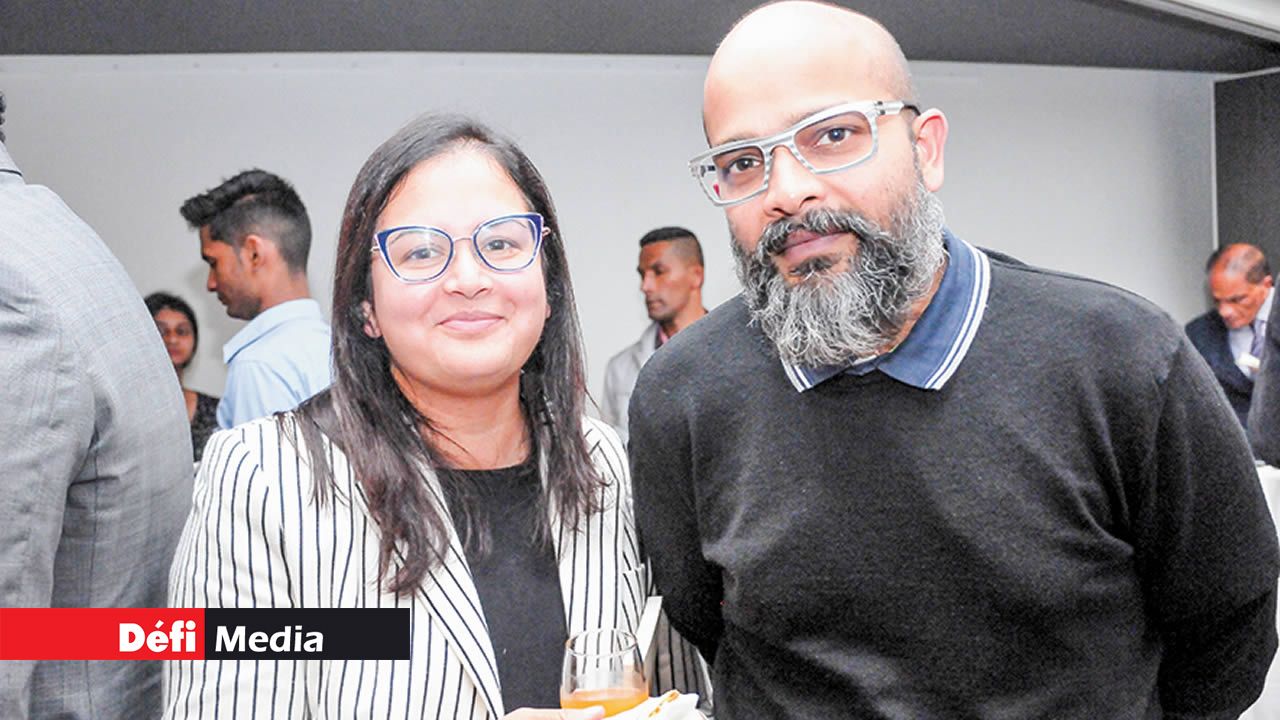 Yashmee Dewoo, Human Resource Director chez Accenture Ltd, en compagnie d’Asutosh Issur, optométriste.