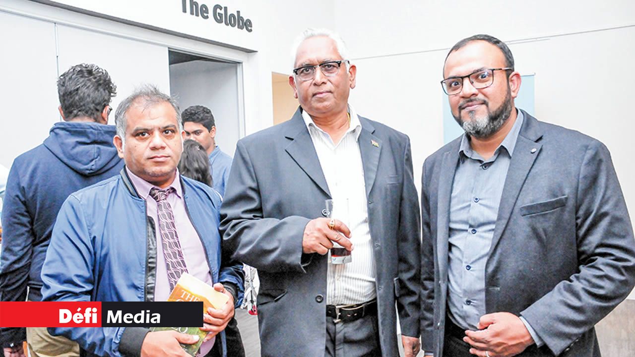 Rakesh Sonea, Lecturer à la Whitefield Business School, Dr Praveen Mohadeb et Noor Soormally, directeur de la Whitefield Business School.