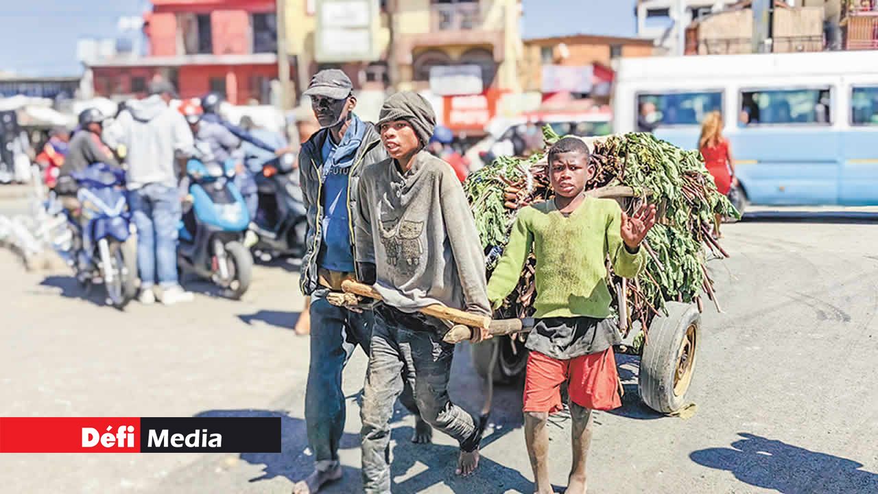 Sur les routes, il n’est pas rare d’observer des chariots chargés de marchandises que de jeunes gens poussent afin de les livrer et de subvenir aux besoins de leur famille.