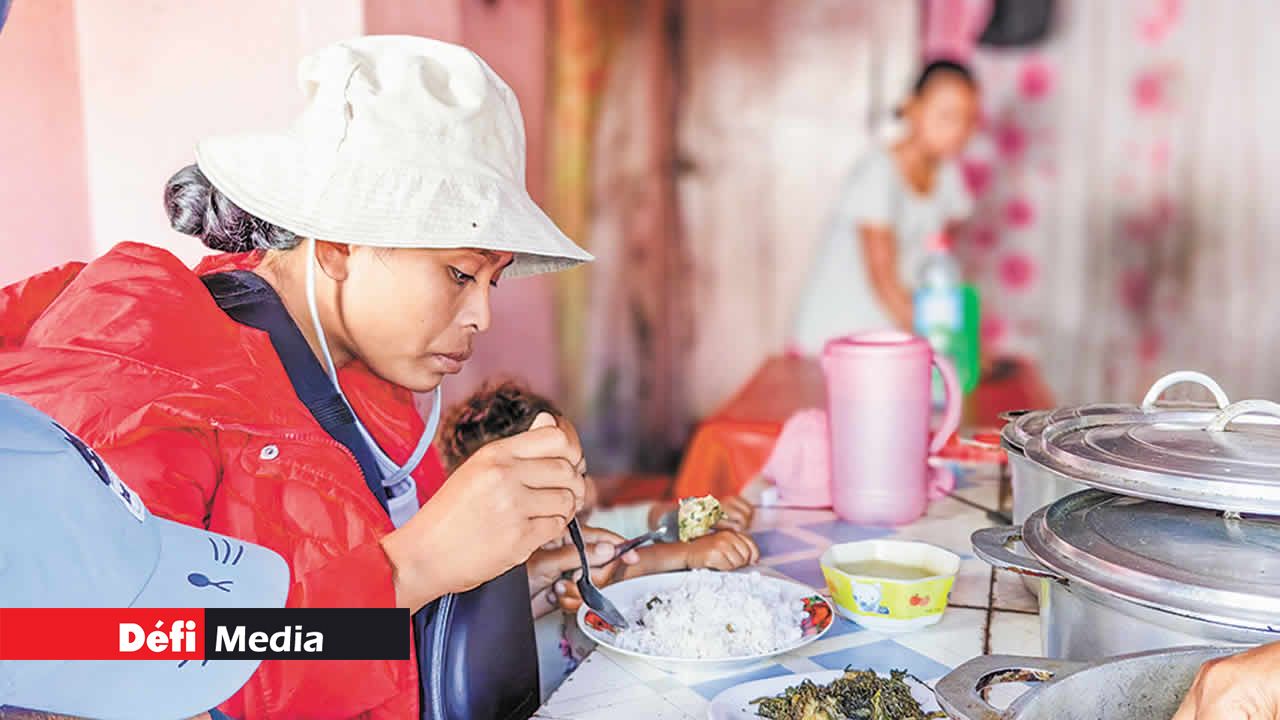 Vous trouverez dans ce quartier des petits restos familiaux qui servent du riz maison. Une maman et ses deux enfants en ont profité.