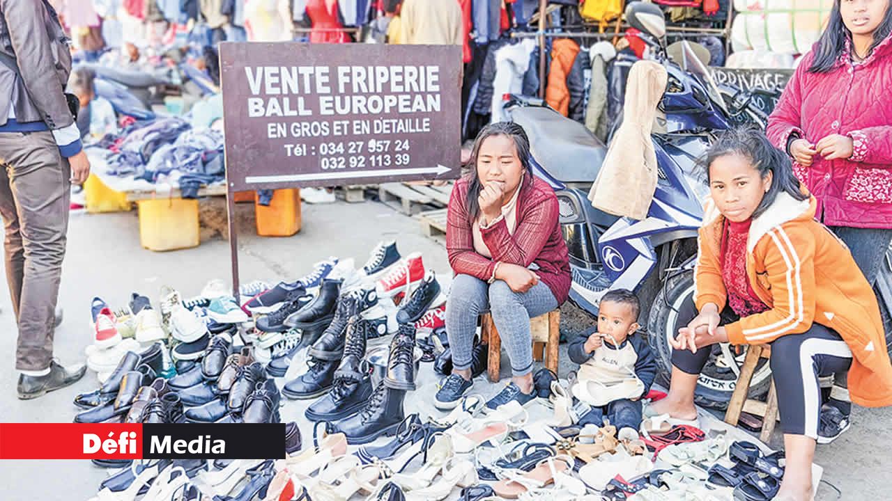 À Ambodin’Isotry, il y a des friperies d’Europe en bord de route. On y trouve des habits et des chaussures d’occasion.