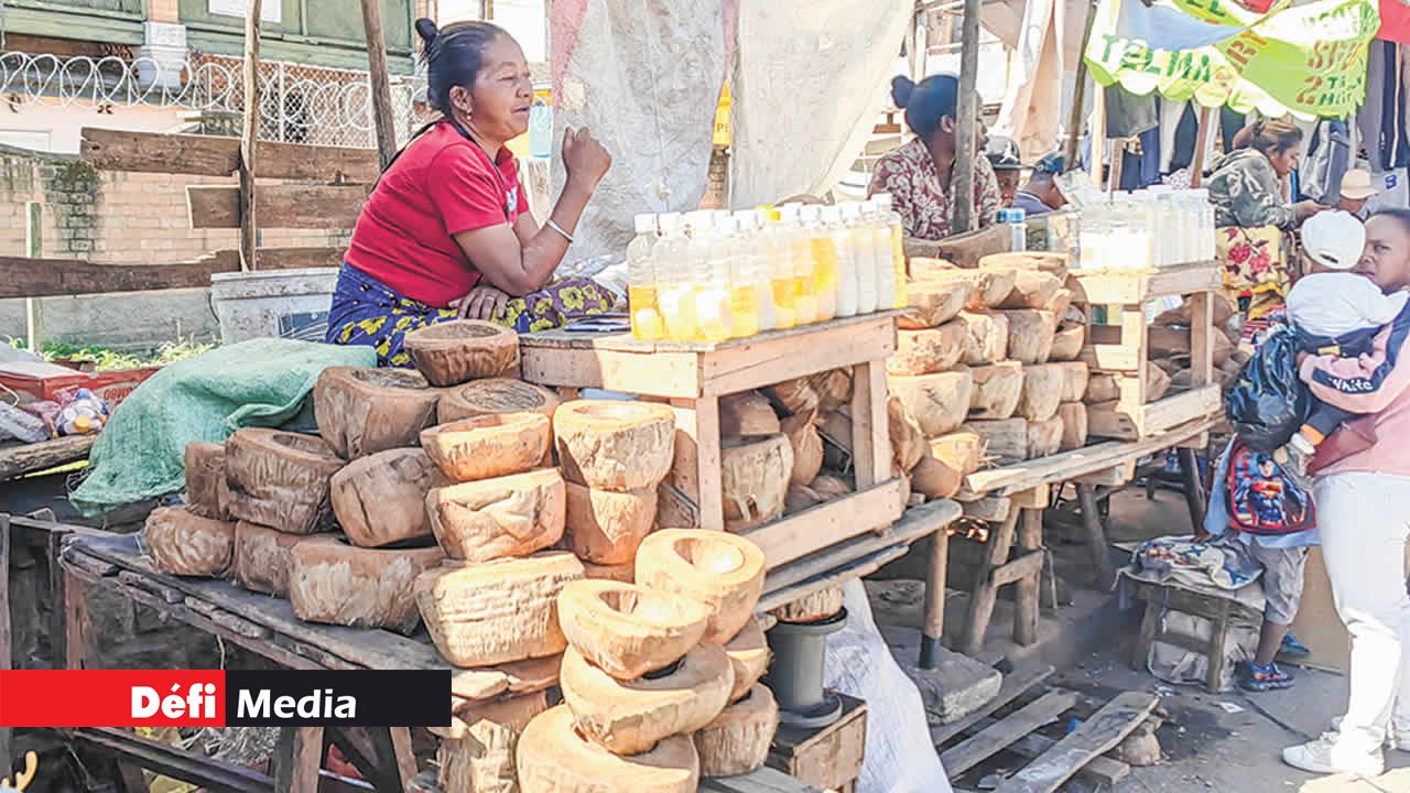 Une marchande de brosses artisanales faites de noix de coco nous transporte dans le passé. Ces brosses servaient autrefois à nettoyer et embellir les sols mauriciens.
