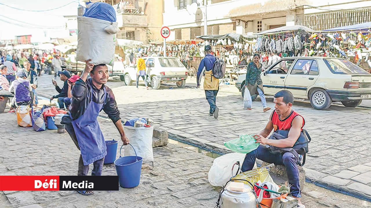 En parcourant les rues de la capitale, vous rencontrerez ces marchands ambulants de thé et de café qui vous offrent toute la journée des boissons chaudes, sucrées et lactées.