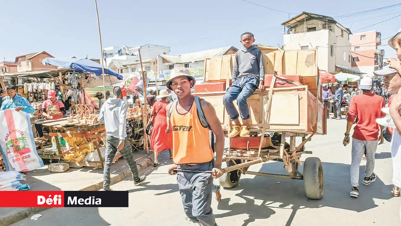 Ces personnes assurent le transport des meubles qu’ils vendent en bord de route à Ambodin’Isotry, faute d’avoir un autre moyen de livraison.