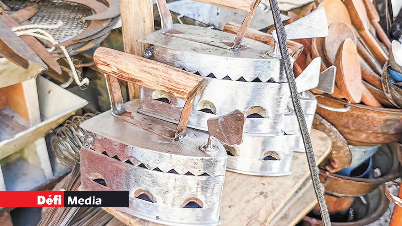 Avis aux amateurs de collection, vous trouverez des fers à repasser au charbon datant des années 60. Ils sont destinés aux personnes qui vivent sans électricité.