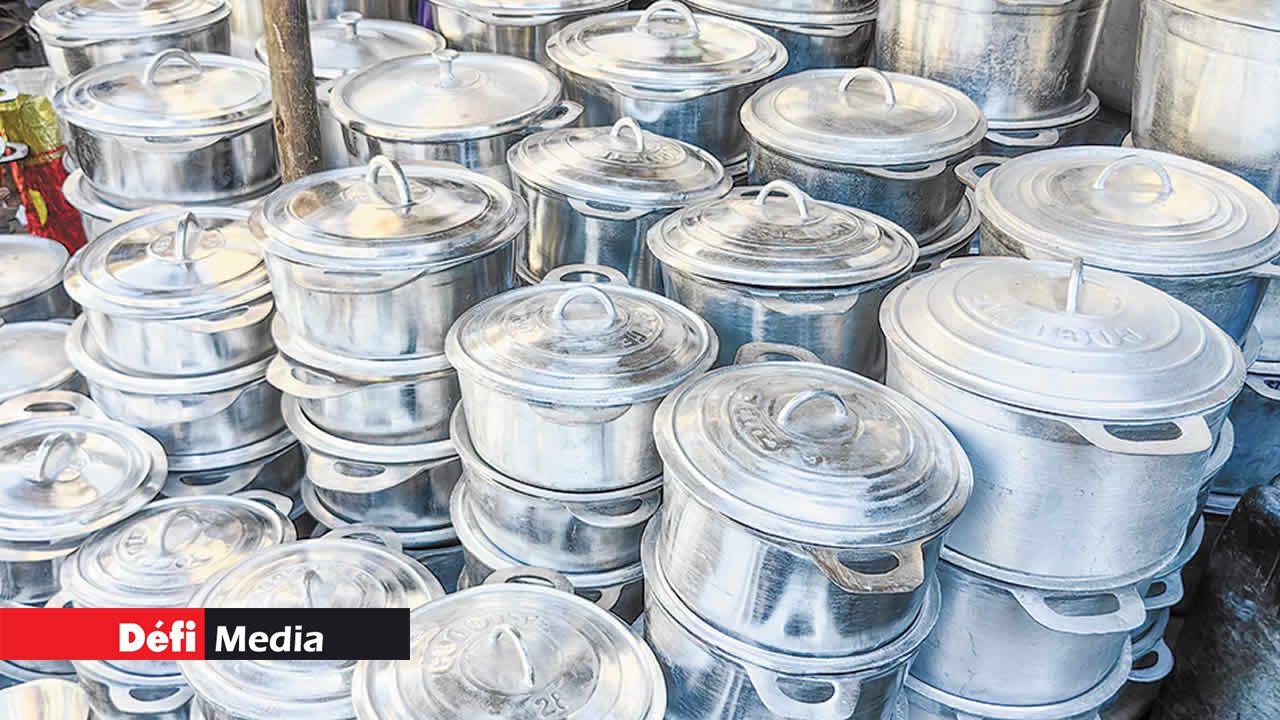 Petite et grande marmite, ce sont des cocotes malgaches en fonte ou en aluminium, cousines des cocotes réunionnaises, qui brillent de mille feux.