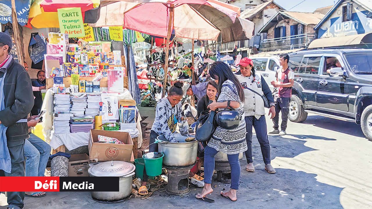Sur le feu au bord de la route, des marmites fument. Elles offrent des patates douces ou du manioc aux gens qui passent.