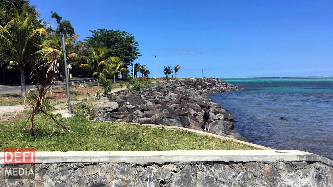 Bien qu’embellie, la plage de Baie-du-Cap offre un parcours difficile vers le lagon. plages