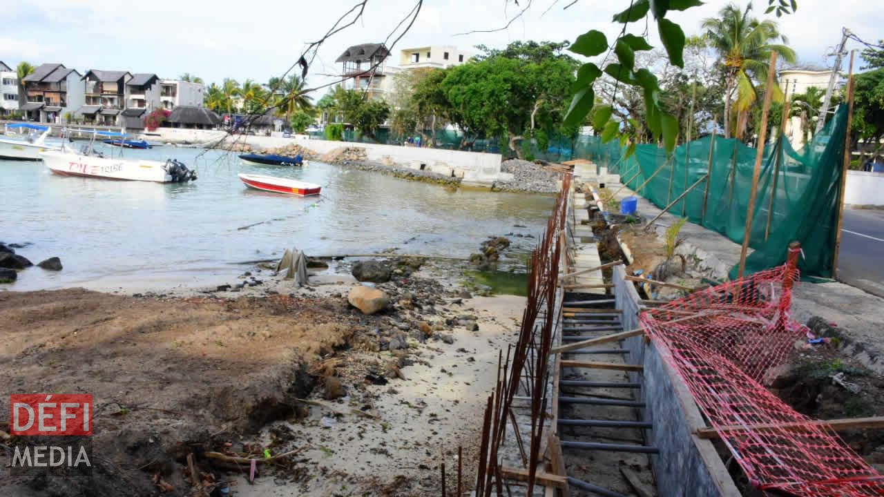 À l’entrée de Grand-Baie, un bout de plage très fréquentée par les touristes accueille un barrage en béton. plages