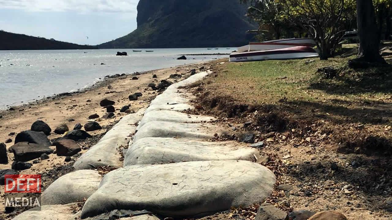 La montagne du Morne surplombe la plage… de sacs du Morne. plages