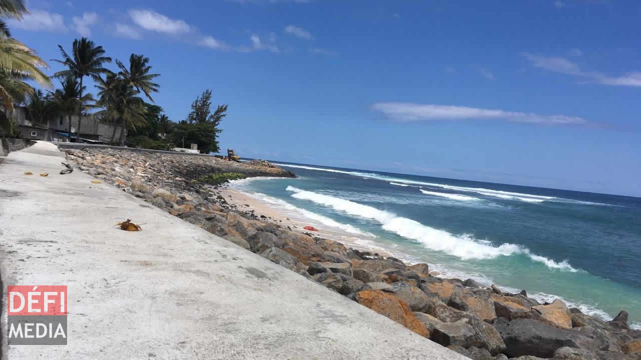 Un front de mer qui agit aussi comme barrage aux houles violentes à Rivière-des-Galets. plages
