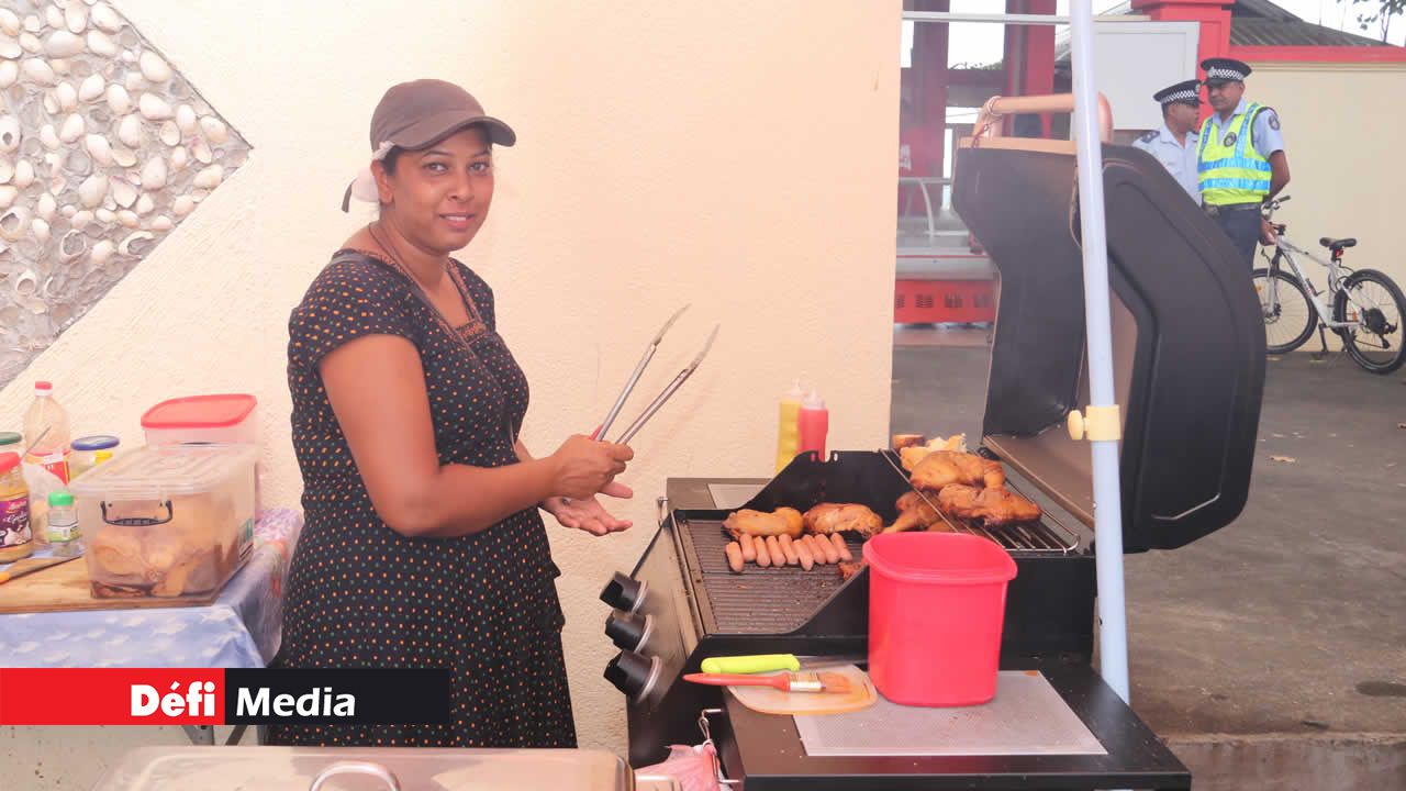 ... alors qu’aux fourneaux ou sur les étals, les marchands tentaient d’écouler leurs produits. Régate