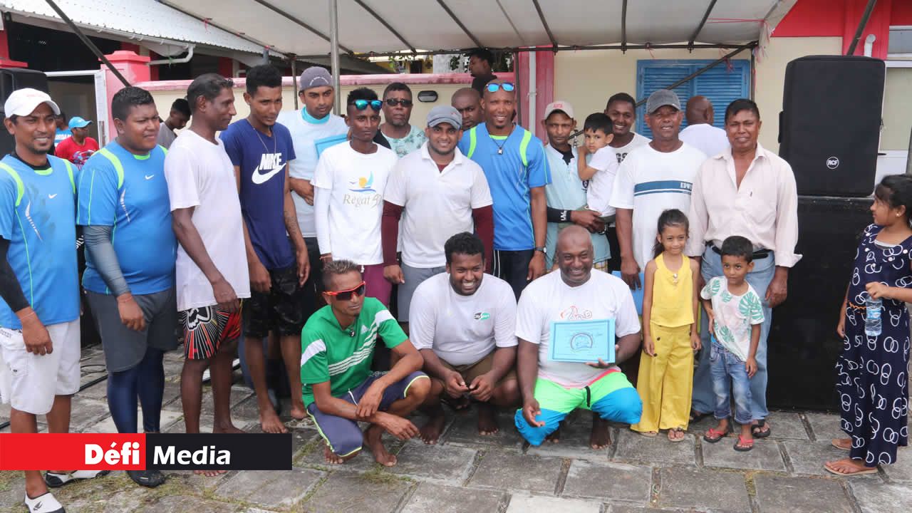 M. Dool et son équipe, vainqueurs de la régate. Régate