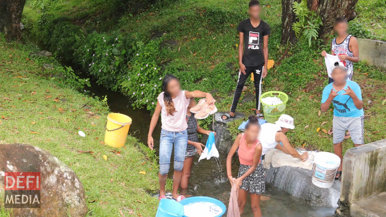 La famille Doorbejowah s’est rendue à la rivière pour la lessive. Robinets à sec