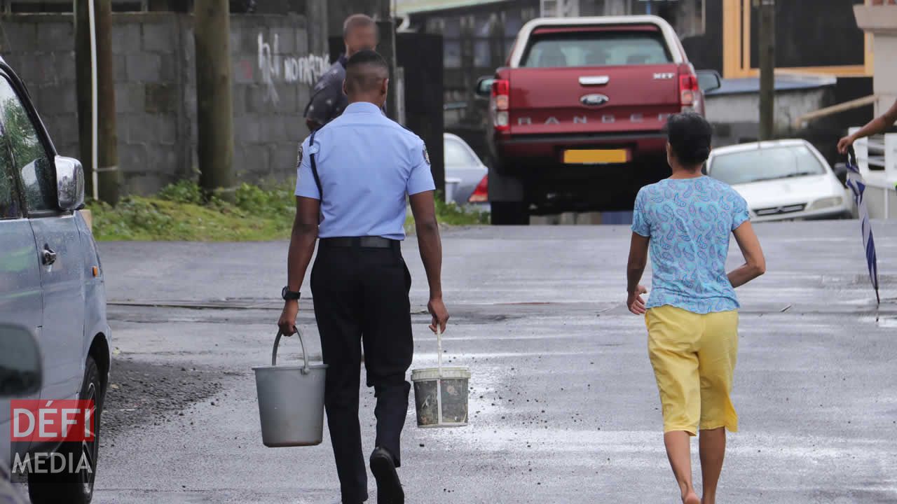 Des policiers ont aidé les habitants à remplir et à porter leurs seaux d’eau. Robinets à sec