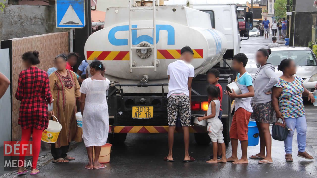 Les habitants de Résidence Atlee en file indienne pour remplir leurs récipients. Robinets à sec