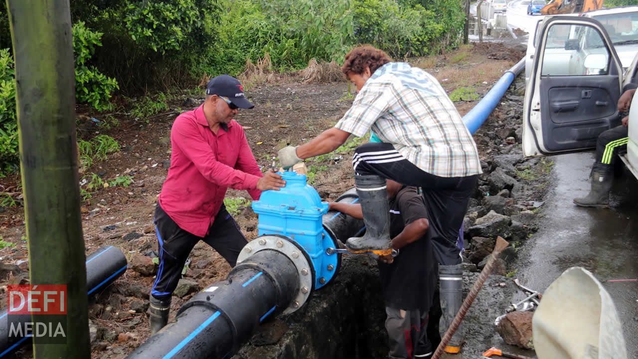 Les employés de la CWA s’adonnent à la réparation des tuyaux. Robinets à sec