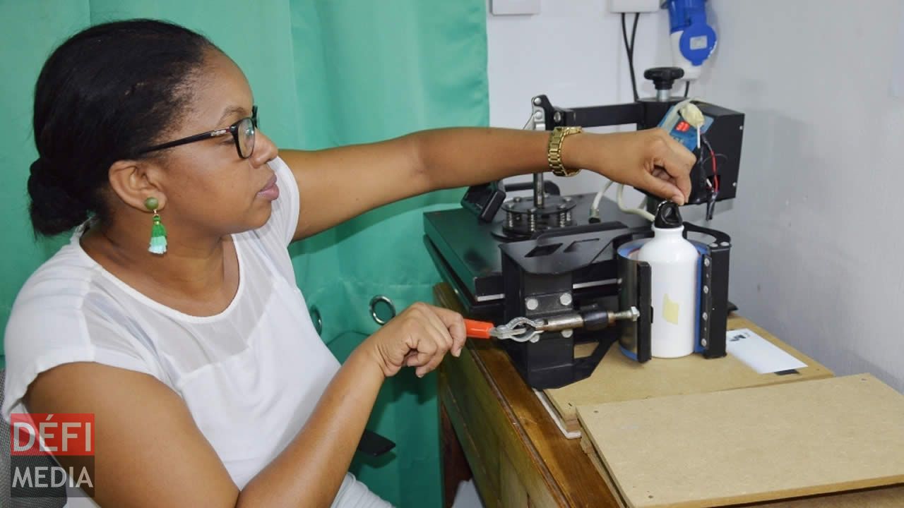 Annelise manie l’appareil avec adresse. Annelise manie l’appareil avec adresse.