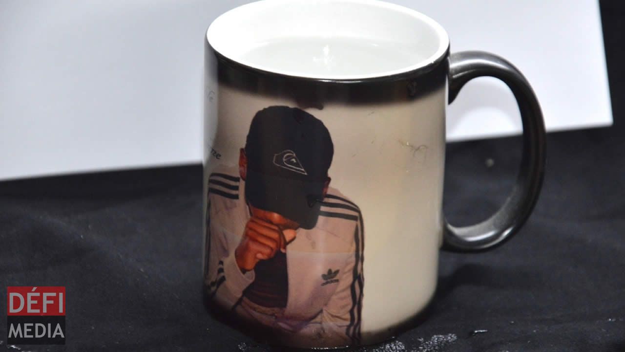 La tasse magique dont l’image apparaît avec de l’eau chaude. La tasse magique dont l’image apparaît avec de l’eau chaude.