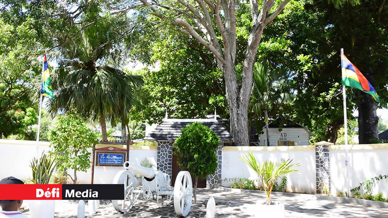 La Résidence est une maison coloniale abritant l’Executive Council de l’Assemblée régionale de Rodrigues. Elle existe depuis 1873. Un canon et ses projectiles trônent à l’entrée de La Résidence.