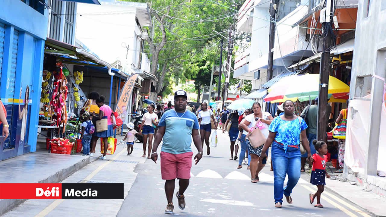 Les visiteurs sont nombreux à apprécier la vie paisible et l’absence d’un rythme frénétique à Rodrigues. Les locaux s’adonnent à leurs occupations dans les rues de Port-Mathurin.