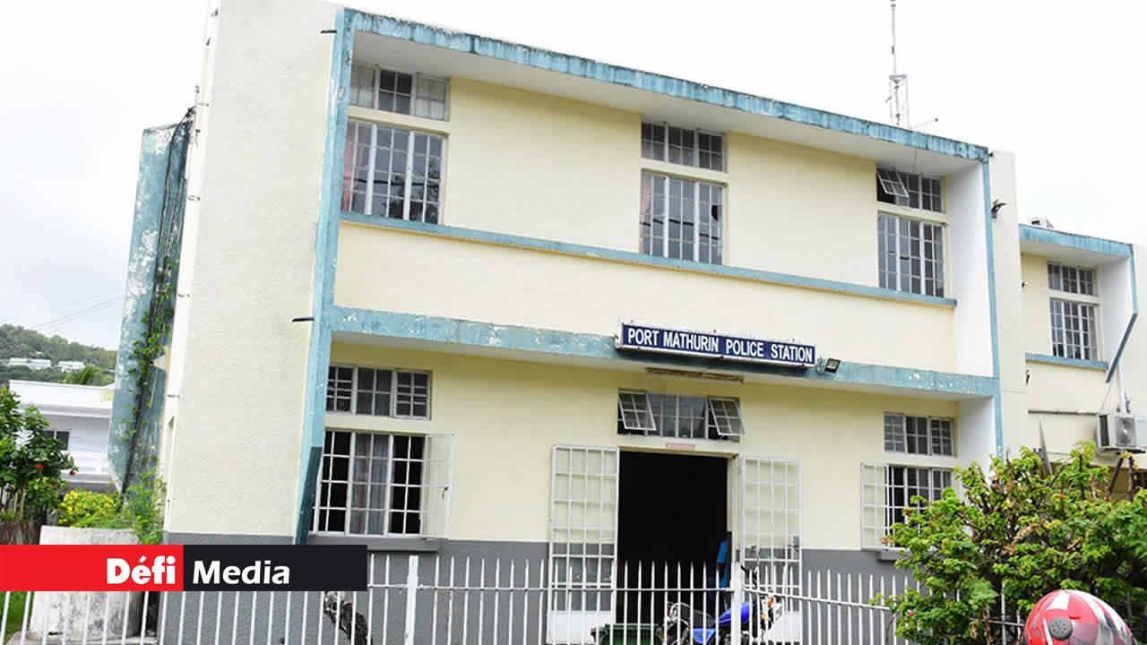 Le poste de police de Port-Mathurin veille au respect des lois et des règlements.