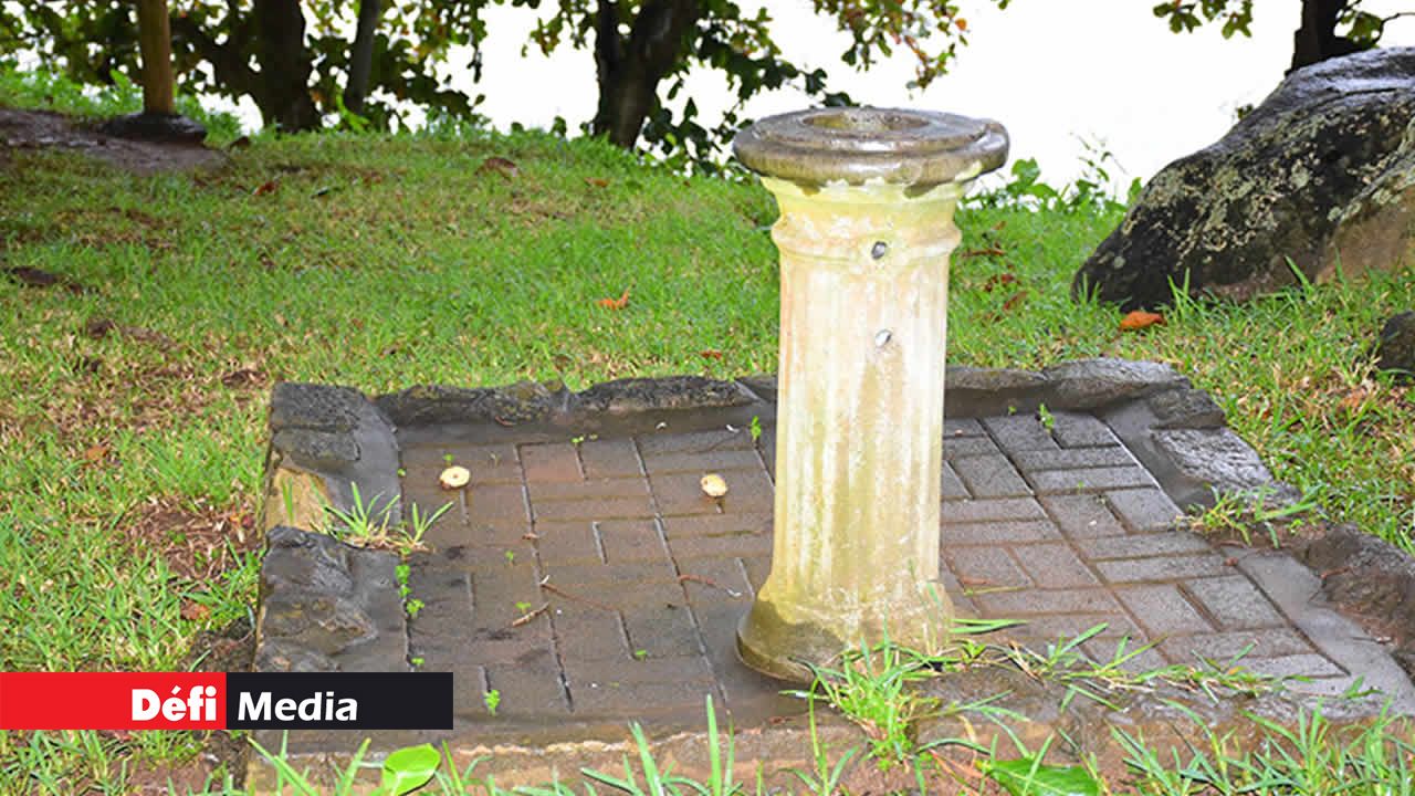 Une fontaine d’antan, empreinte d’histoire et de caractère, symbole du patrimoine local préservé avec soin.