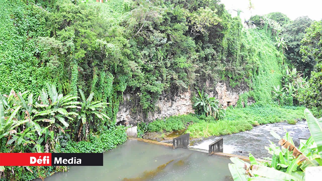 Le pont de Rivière-des-Anguilles attire des passants. Au début de l’occupation britannique, c’était un pont en bois qui facilitait le passage des chars à bœufs et des diligences. En 1878, un nouveau pont sur trois piliers fût construit. Il culmine à 105 pieds du lit de la rivière et mesure 241 pieds.
