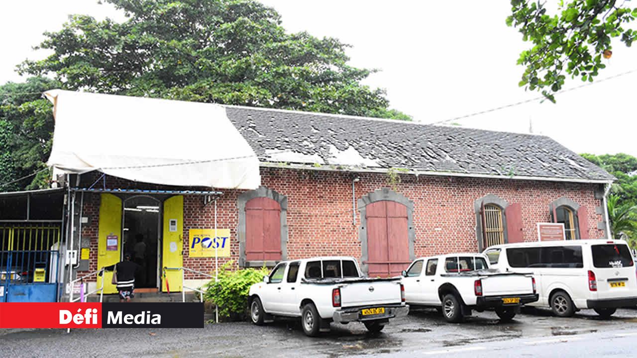 Un bâtiment qui témoigne de l’histoire et de l’évolution des infrastructures de la région : la poste de Souillac. Autrefois, cet édifice abritait la gare ferroviaire, symbole d’une époque révolue.