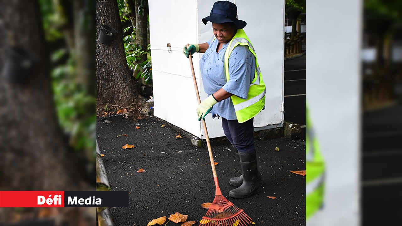 Un agent d’entretien à Telfair qui est à cheval sur la propreté des lieux.