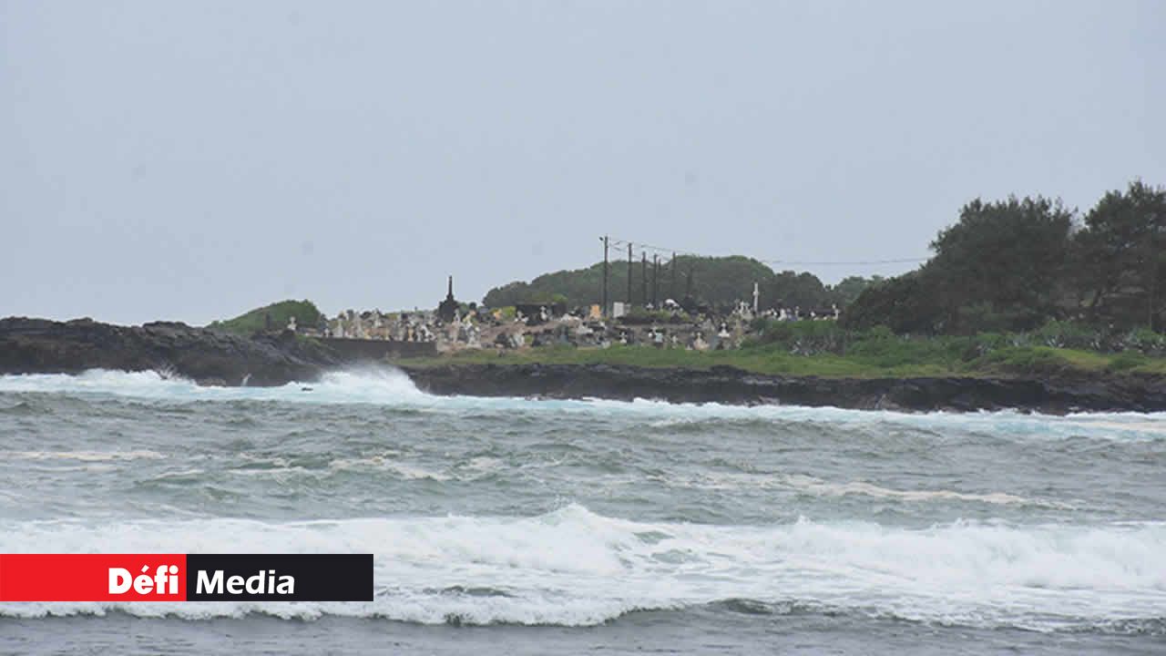 Perché au bord des falaises spectaculaires de Surinam, se trouve le cimetière de Souillac aussi appelé le cimetière marin.