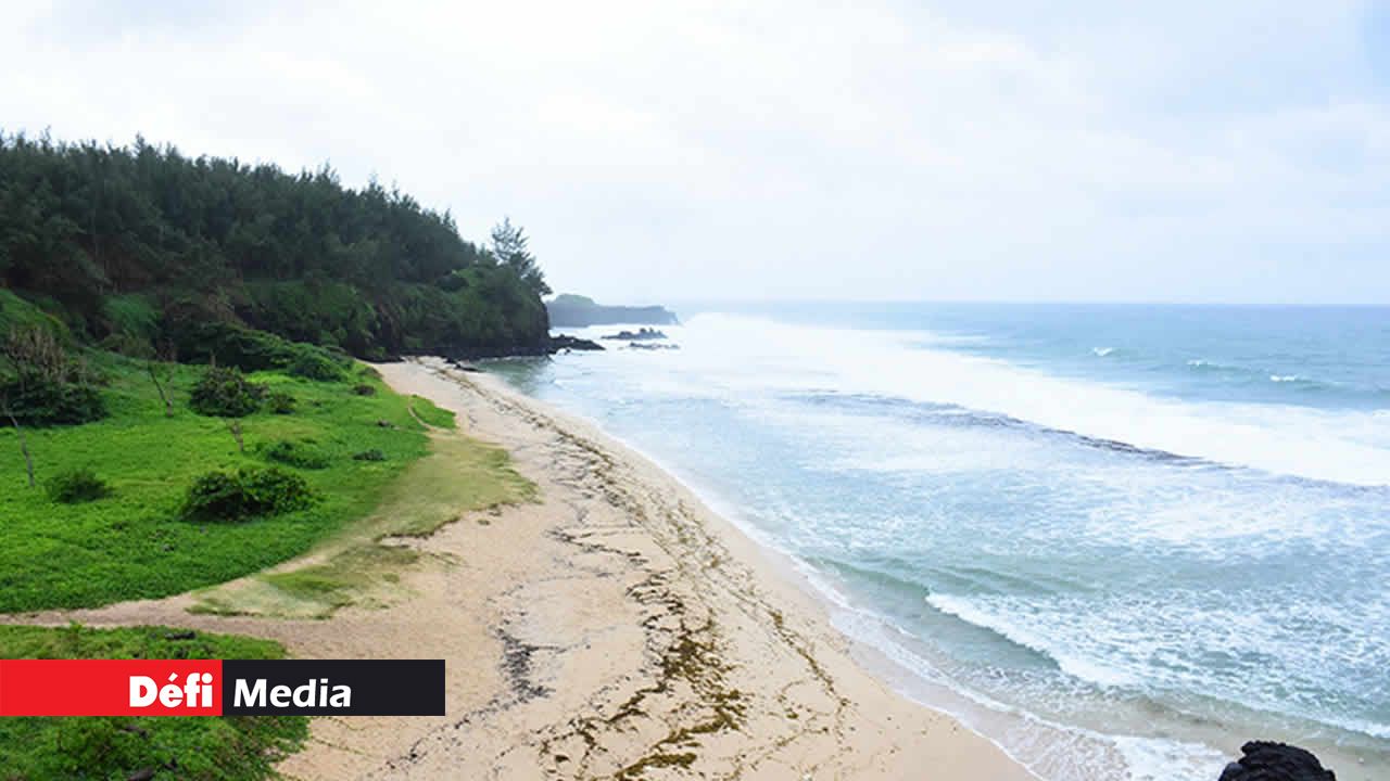 Réputé pour ses falaises majestueuses qui plongent dans l’océan, Gris-Gris offre un spectacle naturel à couper le souffle.