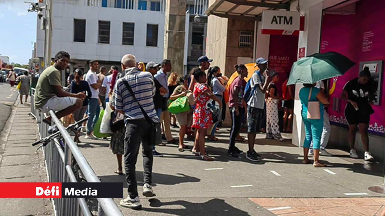 En cette période de frénésie d’achat, il n’est pas étonnant de voir des files d’attente devant les guichets automatiques à Rose-Hill.