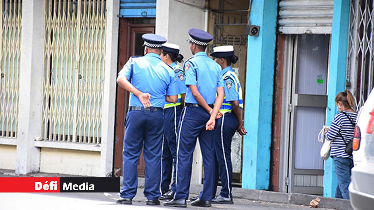 Les policiers renforcent leur présence dans les lieux publics, notamment dans la capitale. Ils veillent à la sécurité tous les jours, surtout en cette période de fin d’année.