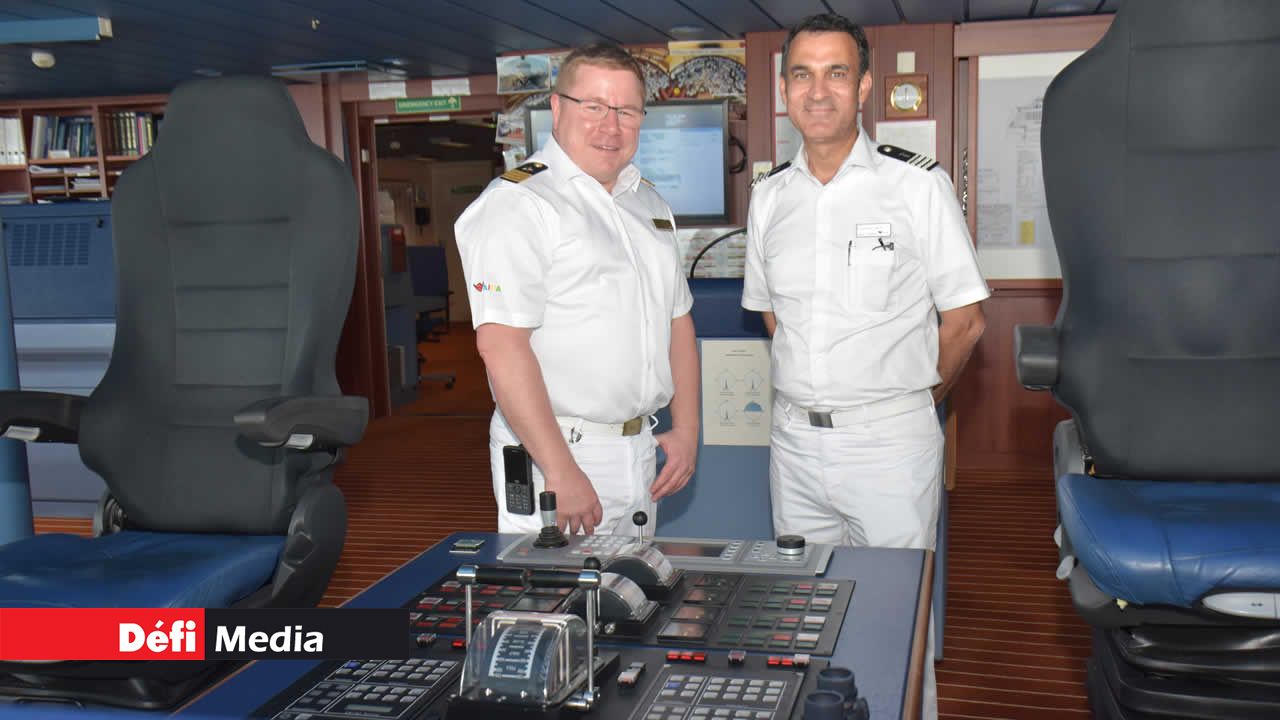 Le capitain Tönnies Kohrs et Kayhan Kilit, Hotel Director d’AIDA Blu. L’AIDA Blu