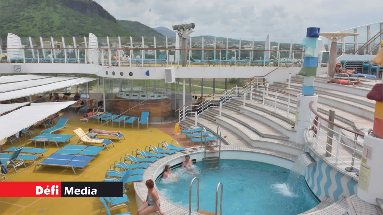 Vue sur la piscine. L’AIDA Blu