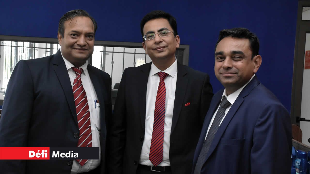 Deepak Jain, vice-président (Finance) d’Indian Oil (Mauritius) Ltd., Ashutosh Gupta, General Manager, Dir (M) Secretariat, Marketing Division, Head office, Indian Oil Bhavan de Mumbai, et Rajesh Pali, vice-président (Opérations), Indian Oil (Mauritius) Ltd. Indian Oil (Mauritius) Ltd