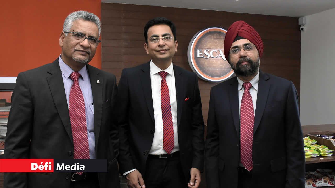 Sivasis Day, Executive Director (Automation) Indian Oil Corporation limited (Marketing Division), de Mumbai, et directeur à Indian Oil (Mauritius) Ltd., Ashutosh Gupta, General Manager, Dir (M) Secrétariat, Marketing Division, Head office, Indian Oil Bhavan, de Mumbai, et Gagan Deep Singh Kohli, Member of the Board of Directors of Indian Oil (Mauritius) Ltd. Indian Oil (Mauritius) Ltd