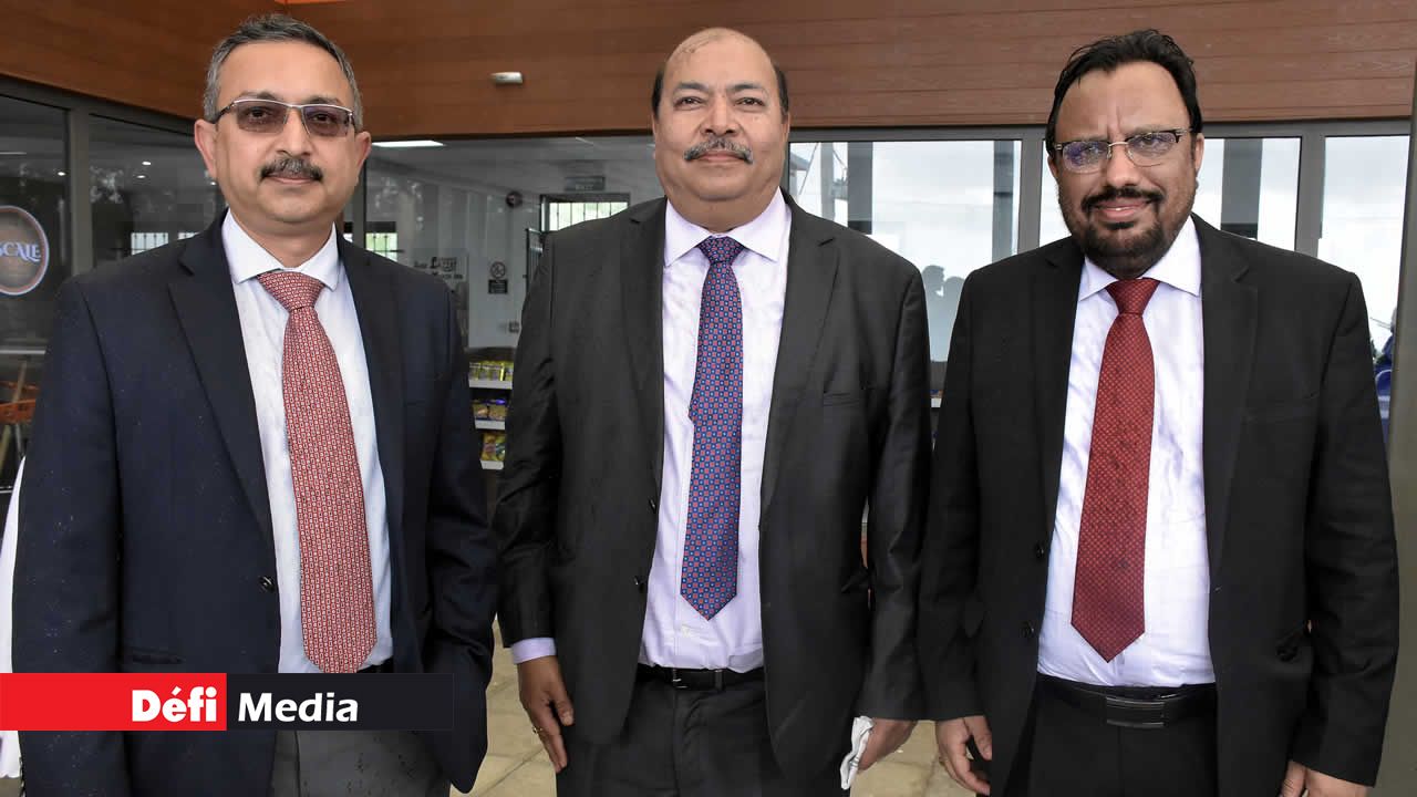 Son Excellence le Haut-commissaire de l’Inde à Maurice, Tanmaya Lal, en compagnie de Sanjay Parashar, Managing Director d’Indian Oil (Mauritius) Ltd., et de Gurmeet Singh, Chairman & Director (Marketing) d’Indian Oil Corporation Limited, de Mumbai. Indian Oil (Mauritius) Ltd