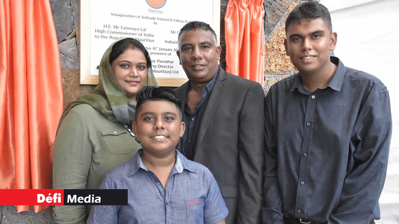 Le gérant de la nouvelle station d’essence Indian Oil de Solitude, Mohamed Riaz Nurmahomed, en compagnie de son épouse Shirin et de ses deux fils, Riaz et Ijiaz. Indian Oil (Mauritius) Ltd