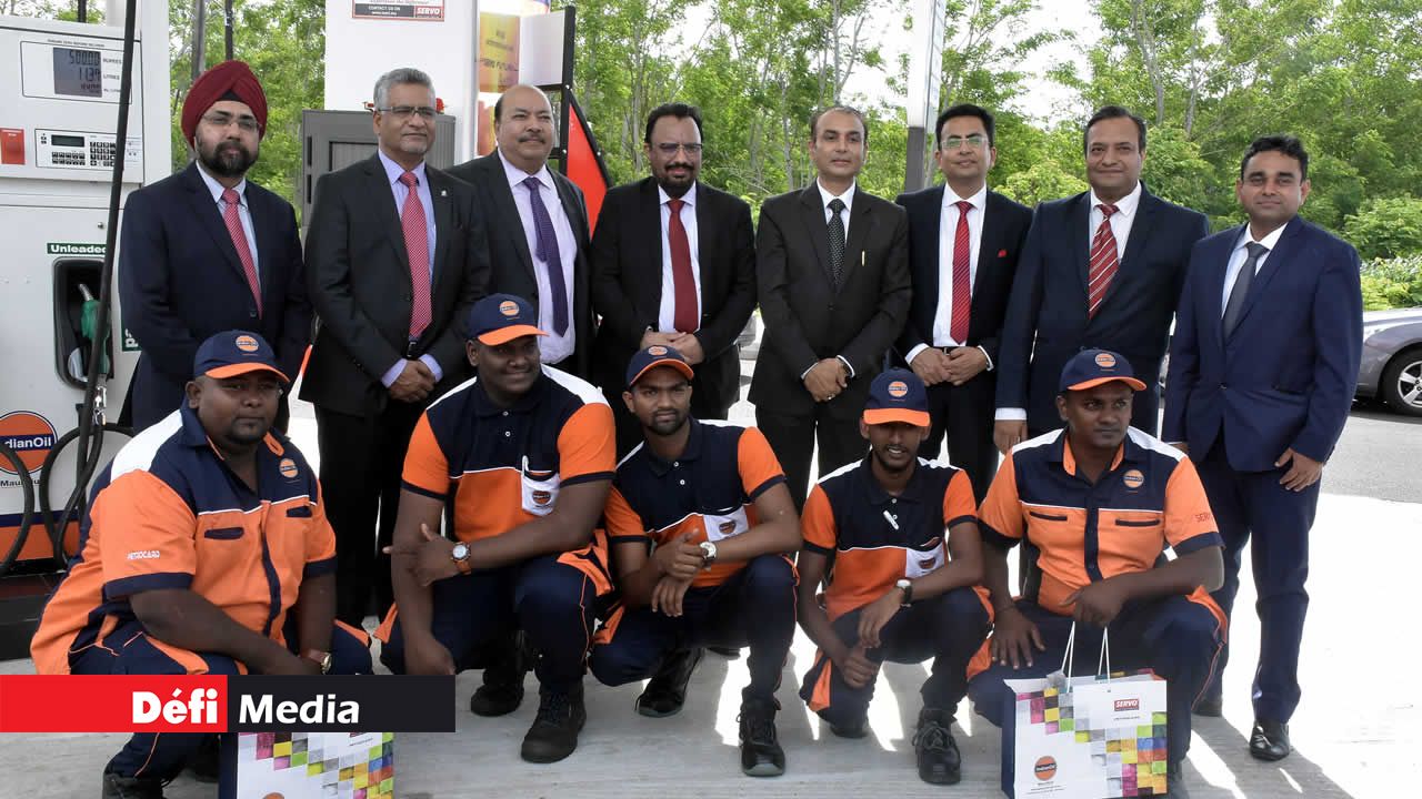 Les représentants d’Indian Oil (Mauritius) Ltd. posant pour la photo souvenir avec les pompistes d’Indian Oil de Solitude. Indian Oil (Mauritius) Ltd